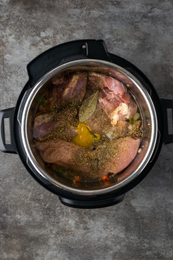Instant Pot Chicken Noodle Soup es un atajo rápido y fácil para un alimento reconfortante favorito. Rebosante de ingredientes clásicos y toneladas de sabor. Pollo crudo y condimentos agregados a las verduras salteadas dentro de Instant Pot.