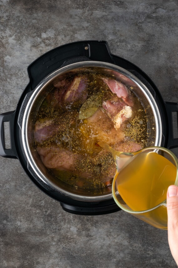 Instant Pot Chicken Noodle Soup es un atajo rápido y fácil para un alimento reconfortante favorito. Rebosante de ingredientes clásicos y toneladas de sabor. El caldo se vierte sobre el pollo crudo y los condimentos se agregan a las verduras salteadas dentro de Instant Pot.