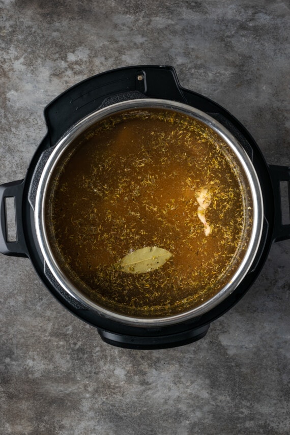 Instant Pot Chicken Noodle Soup es un atajo rápido y fácil para un alimento reconfortante favorito. Rebosante de ingredientes clásicos y toneladas de sabor. Ingredientes de caldo de pollo hirviendo a fuego lento dentro de Instant Pot.