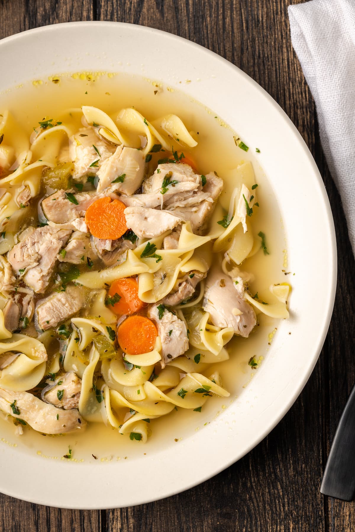 Instant Pot Chicken Noodle Soup es un atajo rápido y fácil para un alimento reconfortante favorito. Rebosante de ingredientes clásicos y toneladas de sabor. Vista aérea de un tazón de sopa de fideos con pollo Instant Pot.