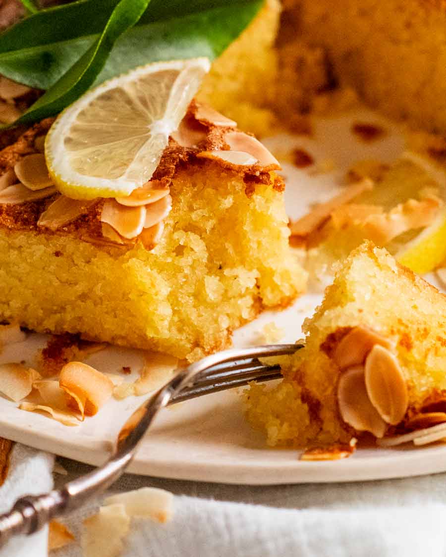 Cerrar foto de comer pastel de almendras de coco limón
