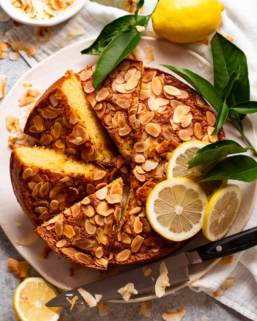 Foto de arriba de pastel de limón, coco y almendras