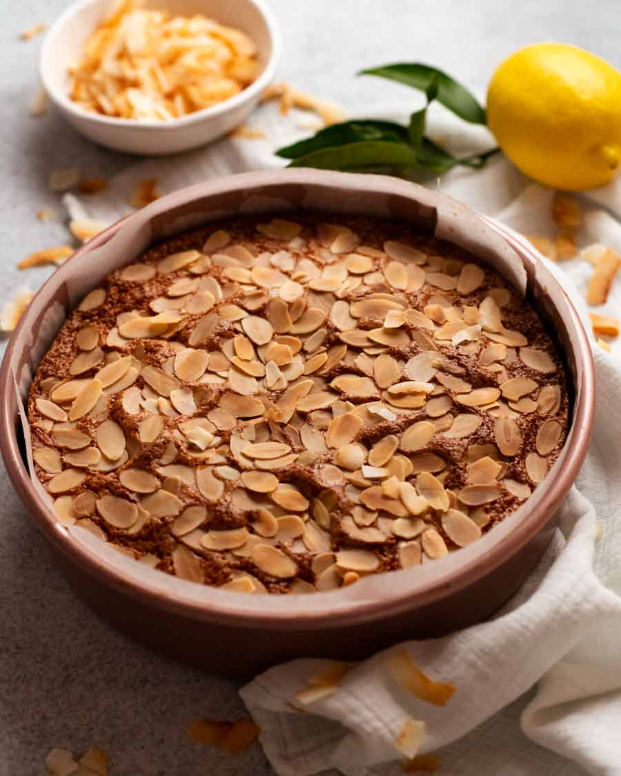 Bizcocho de limón, coco y almendras recién salido del horno