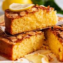 Rebanada de pastel de limón, coco y almendras