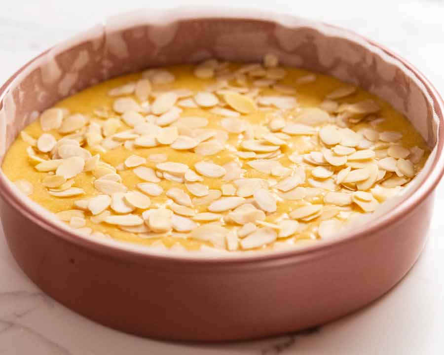 Bizcocho de limón, coco y almendras listo para hornear