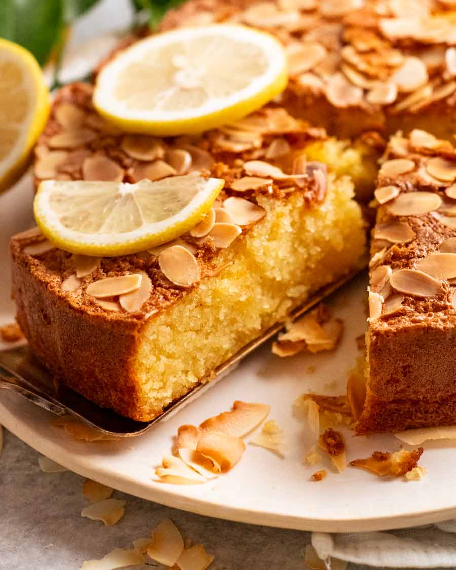 Cerca de una rebanada de pastel de almendras de coco limón