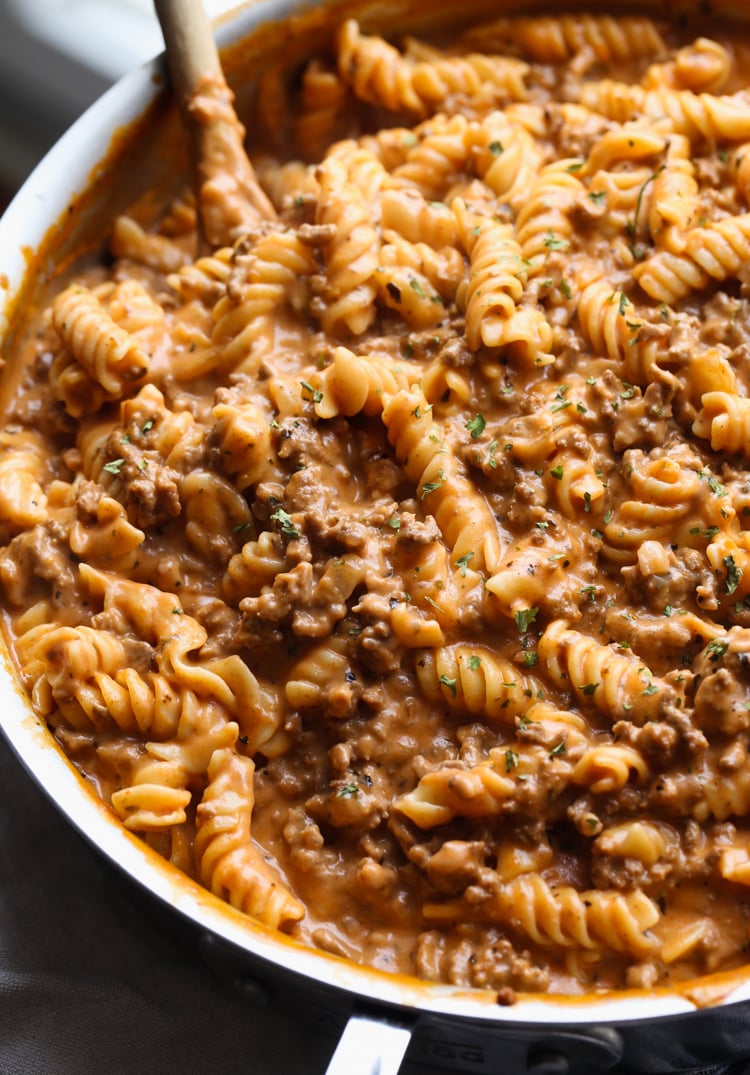 La pasta cremosa de carne es una excelente receta de pasta para la noche cargada de sabor