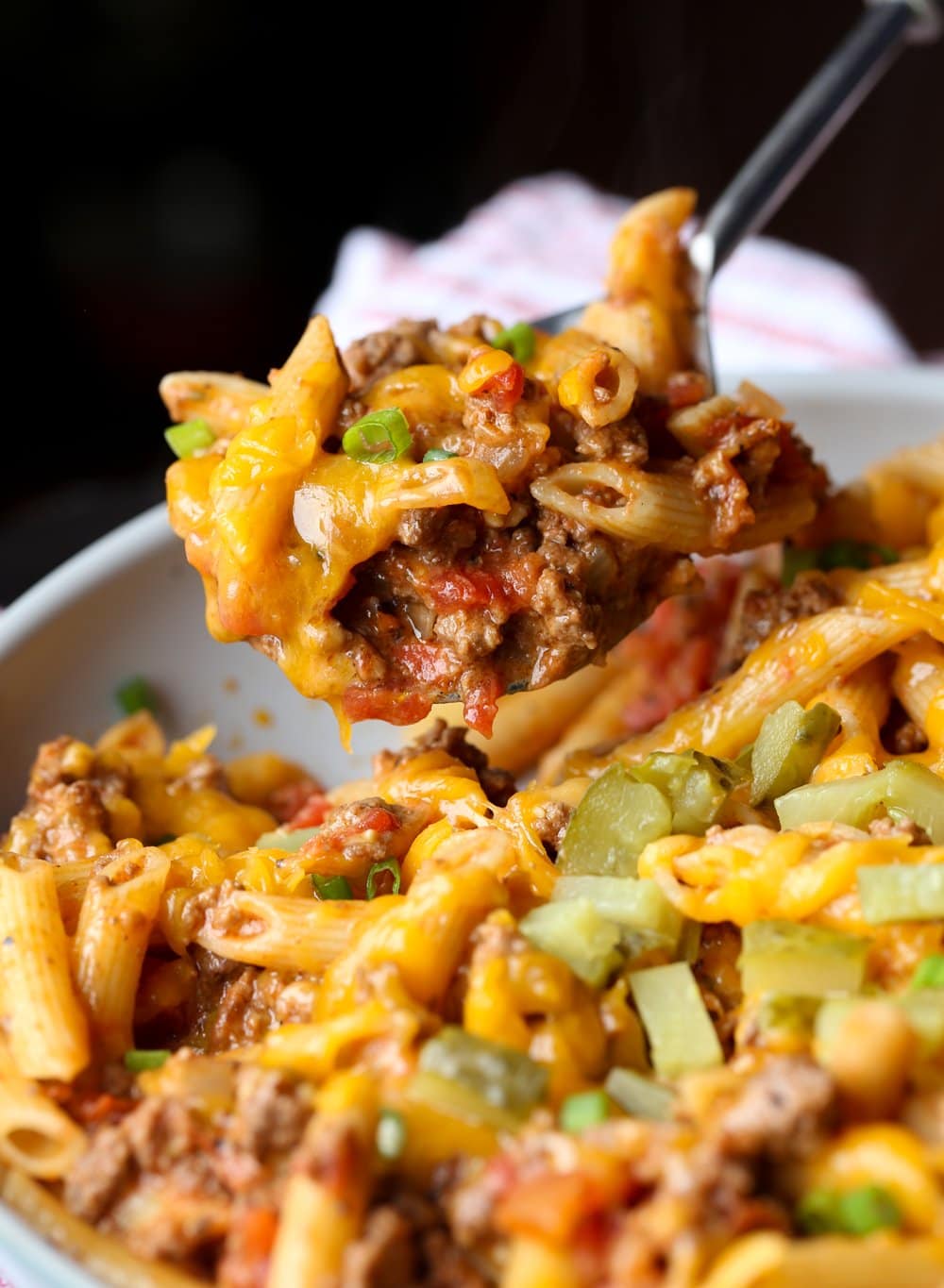 Cucharada de pasta con hamburguesa con queso en una sartén