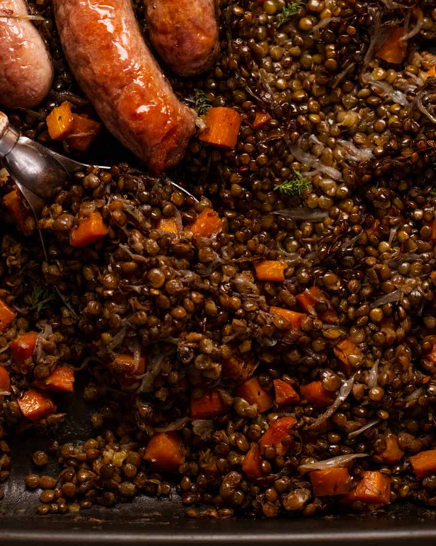 Cerca de una salchicha al horno y lentejas
