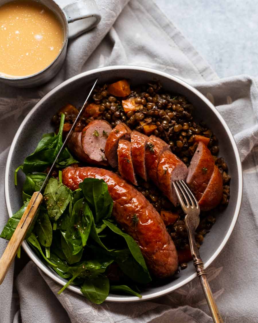 Plato llano con salchicha horneada One pan y lentejas