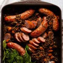 Salchicha al horno y lentejas recién salidas del horno