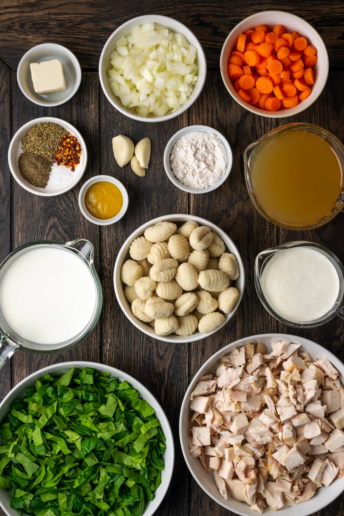 Los ingredientes para la sopa de ñoquis de pollo.