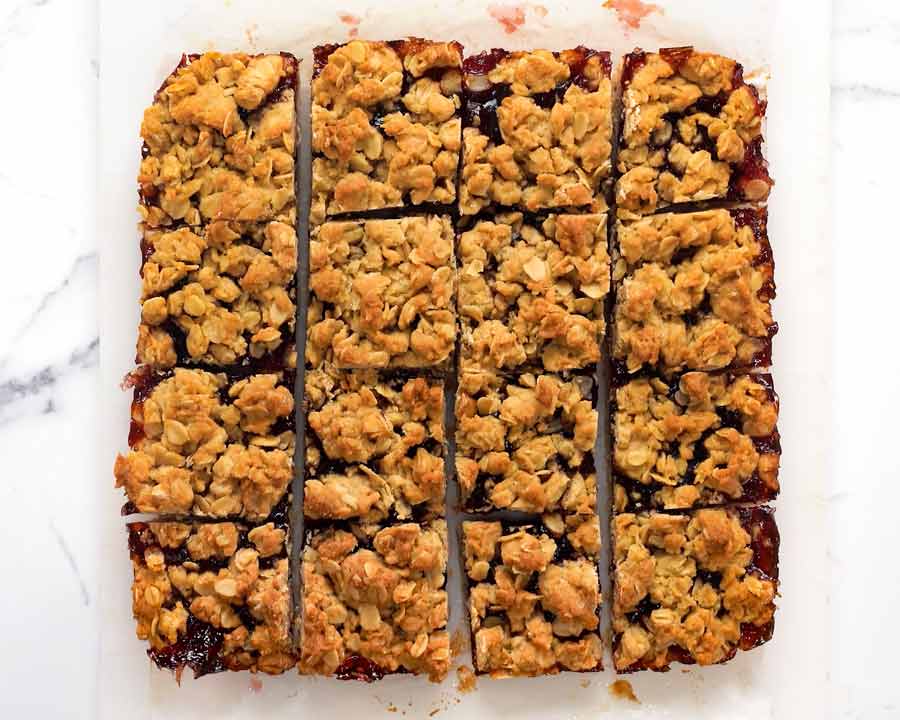 Cortar barras de avena con mermelada de frambuesa