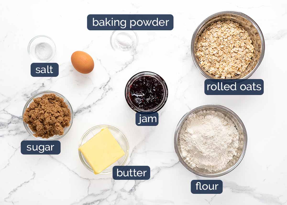 Ingredientes en barras de avena con mermelada de frambuesa