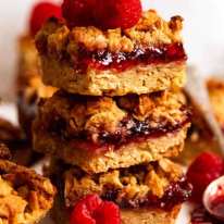 Foto de cerca de barras de avena con mermelada de frambuesa