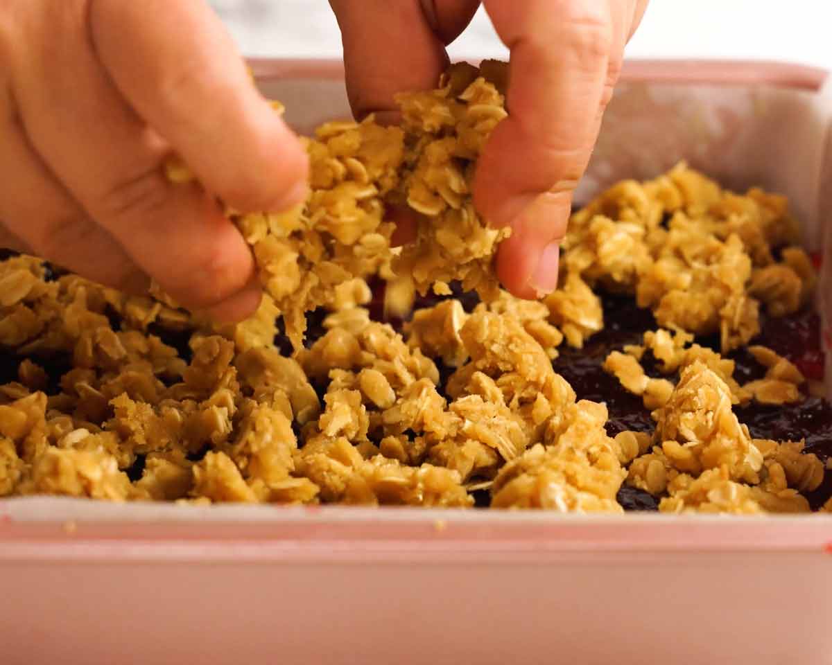Crumble topping para barritas de avena con mermelada de frambuesa