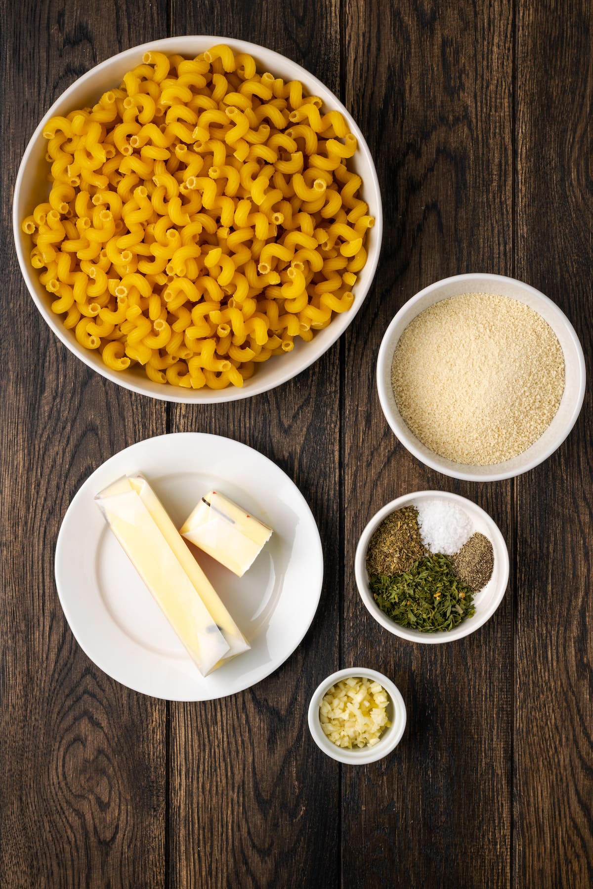 Los ingredientes para la pasta de pan de ajo.