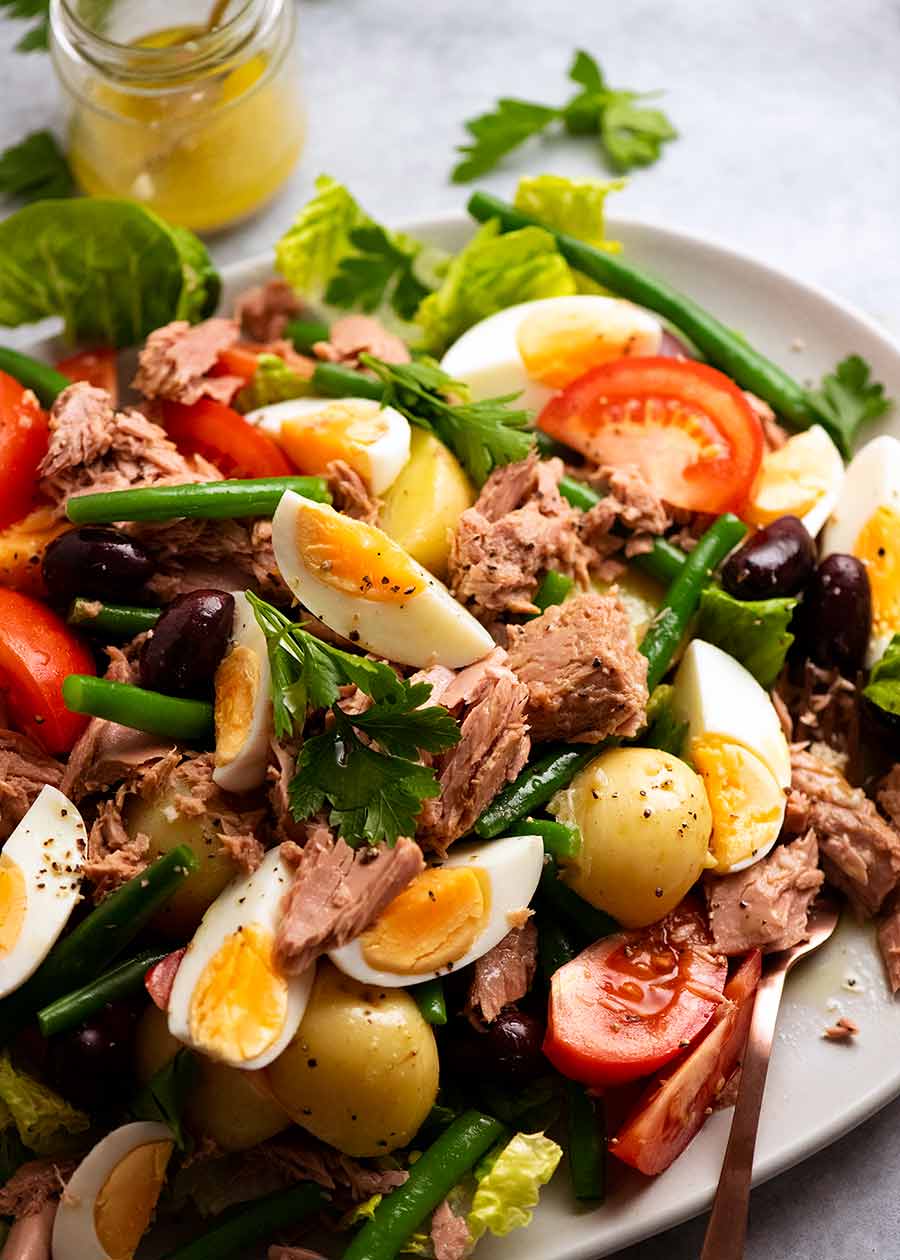 Plato grande de Ensalada Nicoise - Ensalada Francesa de Atún, lista para comer