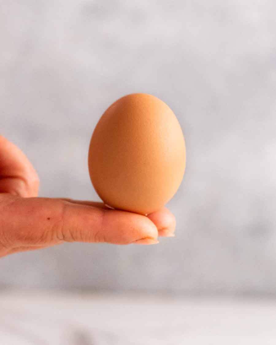 Pelar los huevos cocidos desde la base.
