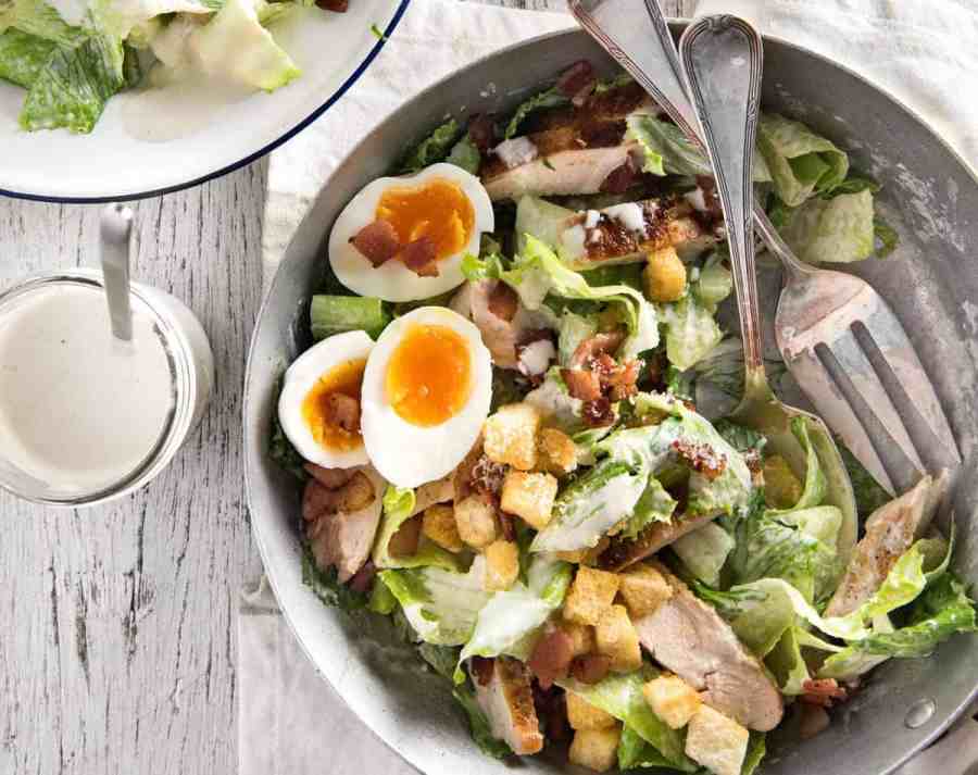 Ensalada César con pollo: ensalada de calidad de restaurante, ¡todo se trata del aderezo casero!