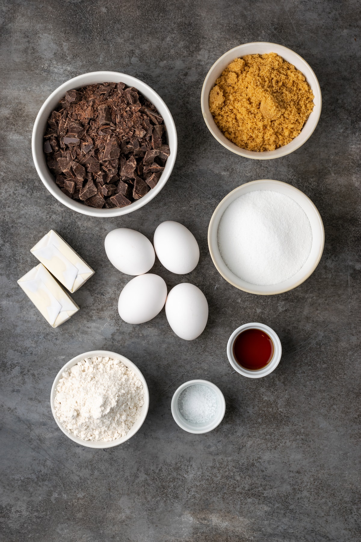 Esta receta fácil de brookies combina brownies de chocolate con galletas masticables con chispas de chocolate. ¡Las galletas de brownie con chocolate son lo mejor de ambos mundos! Los ingredientes para la capa de brownie.