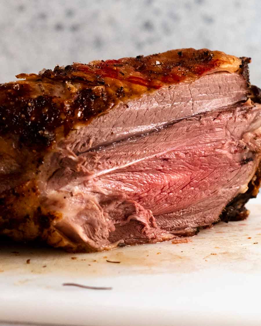 Cerca de pierna de cordero asado