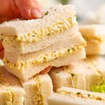 Cerca de sándwich de huevo