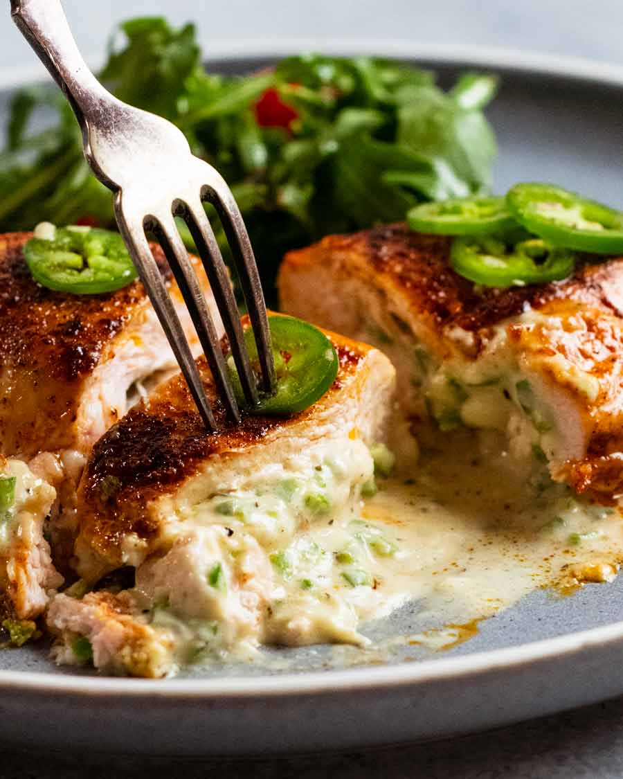 Comer pollo relleno de jalapeño popper