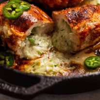 Pollo relleno de jalapeños recién horneado