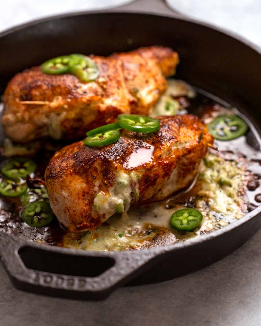 Pollo relleno de jalapeño popper recién salido del horno