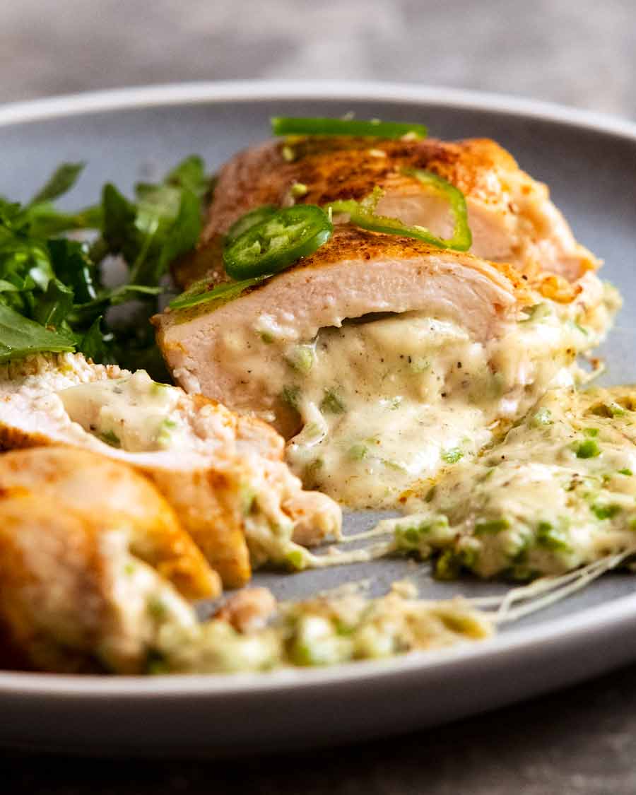 Plato llano de pollo relleno de jalapeño popper
