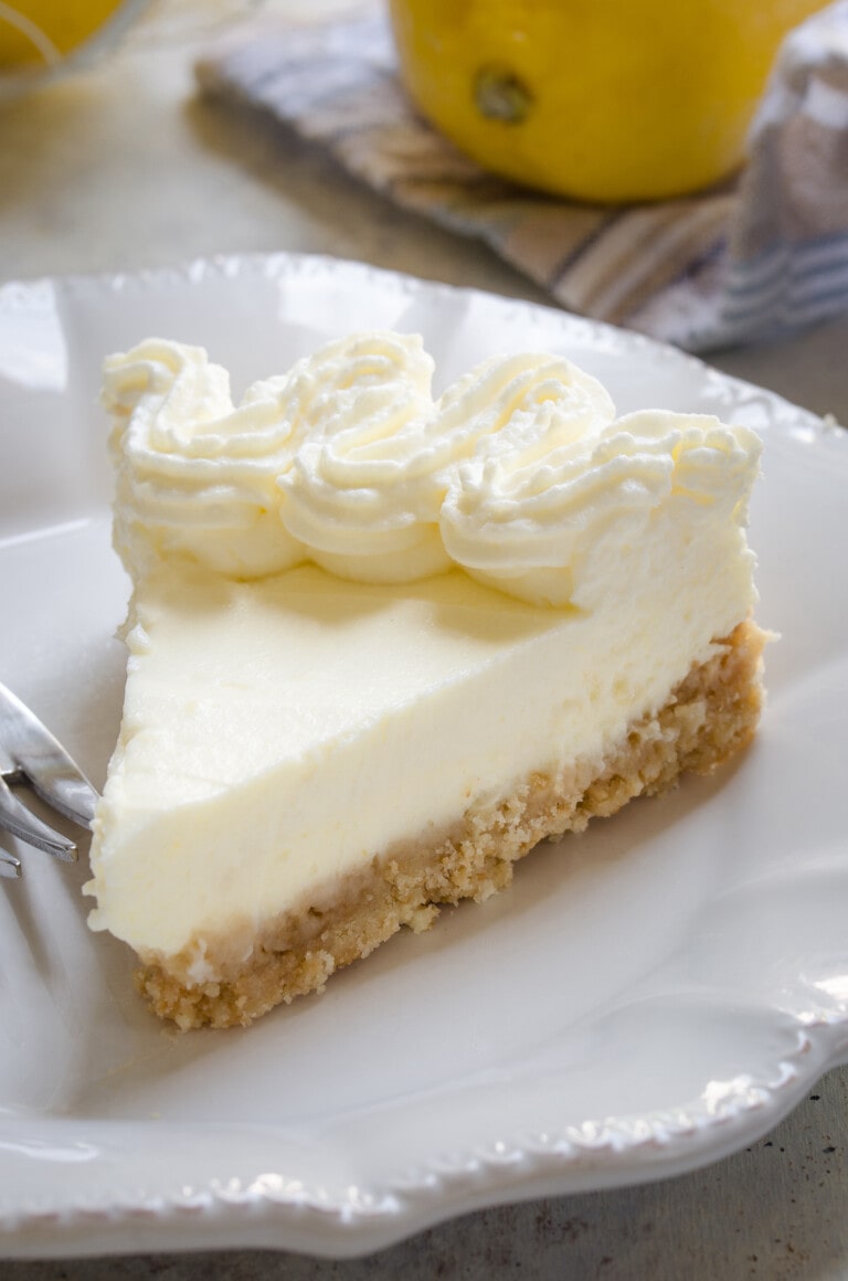 Una rebanada de pastel de crema de limón en un plato.