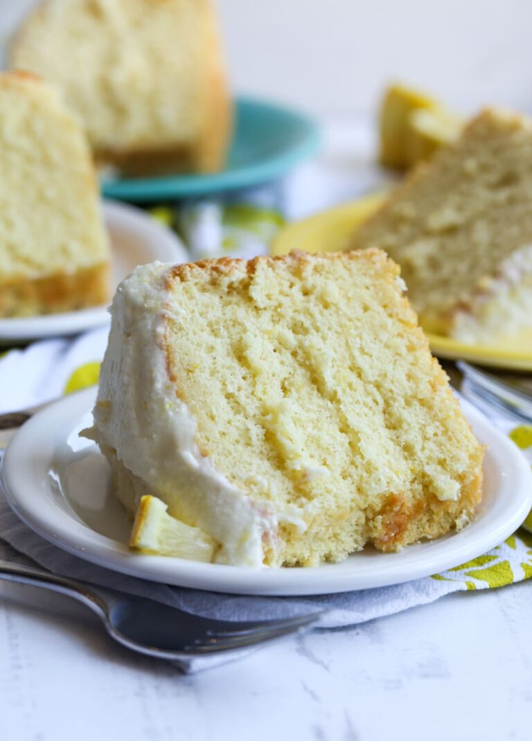 Una rebanada de pastel de gasa de limón en un plato.