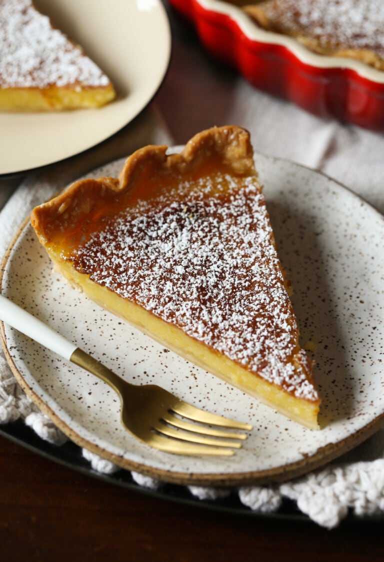 Una rebanada de tarta de limón en un plato
