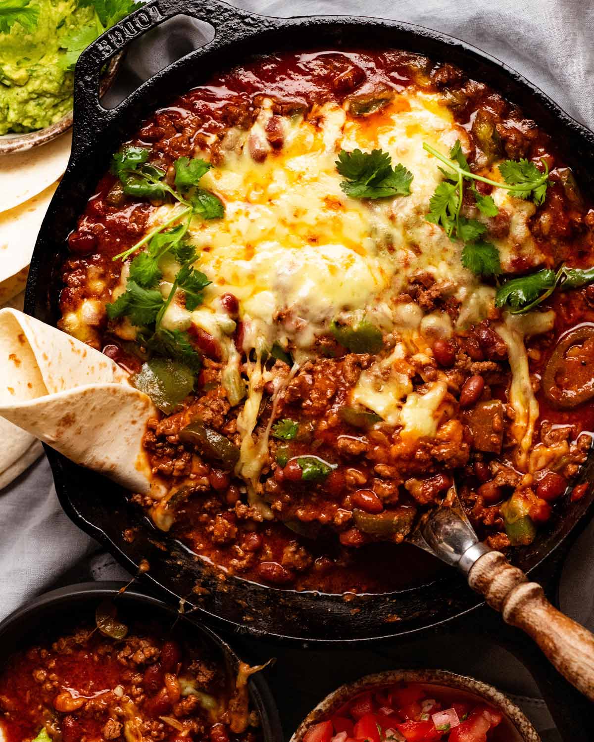 Fotografía de arriba de una cazuela de frijoles y carne mexicana con queso