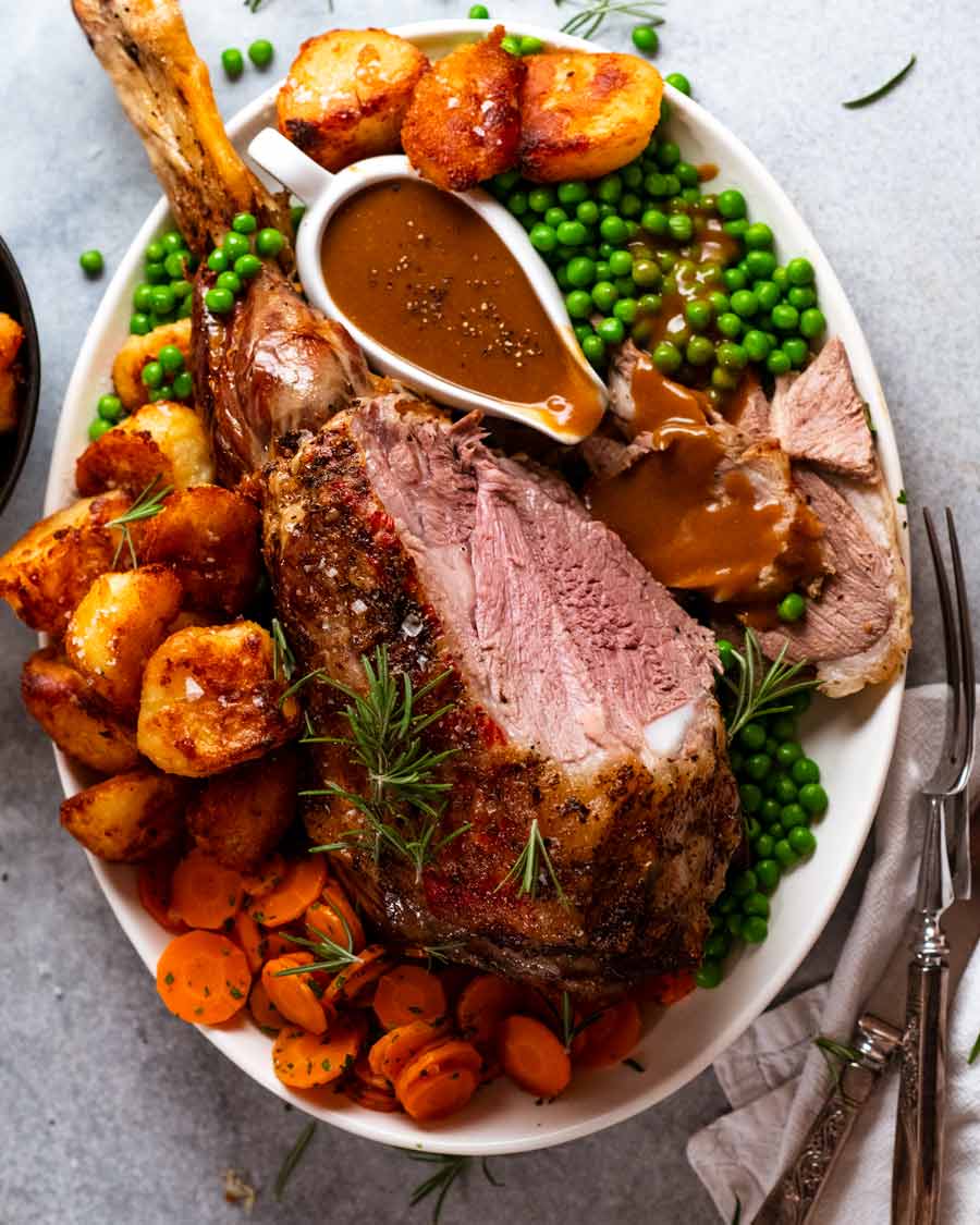 Cena de pierna de cordero asado con guarniciones