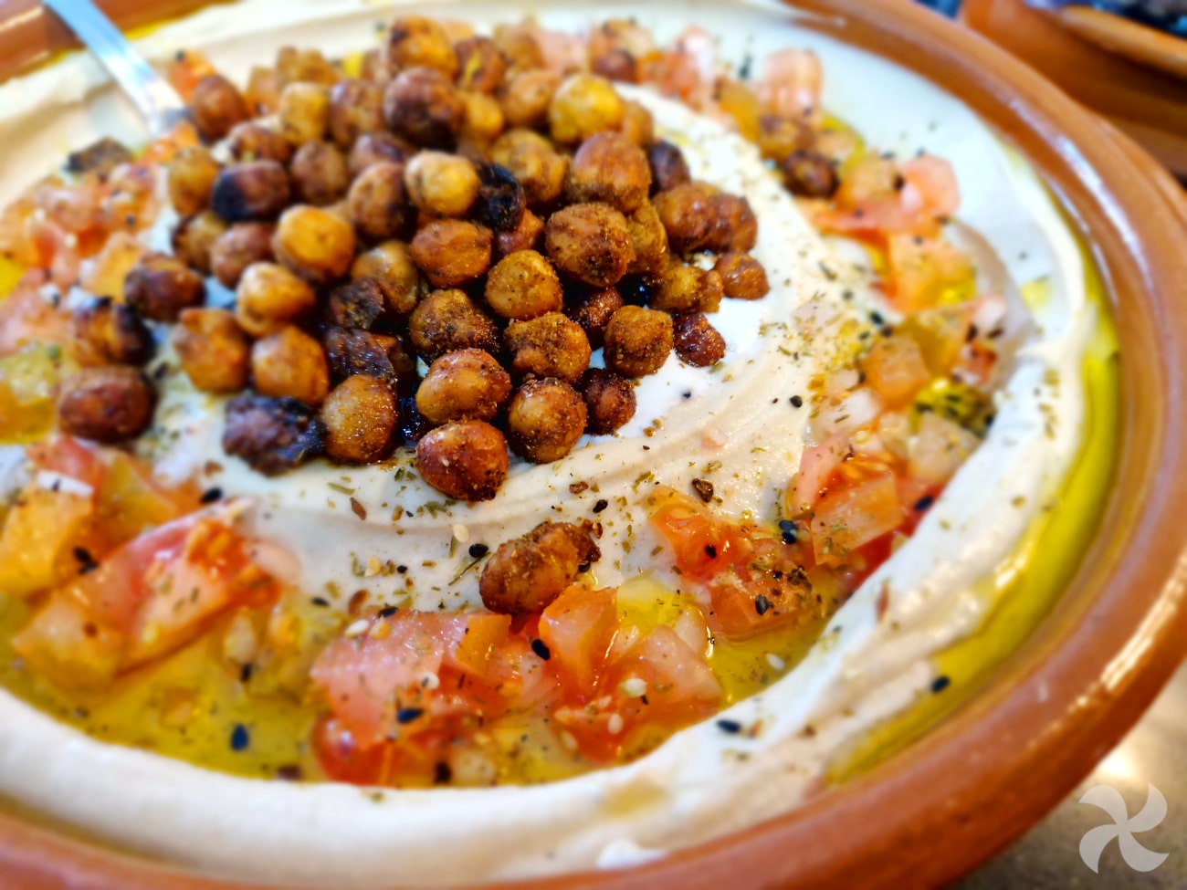 Hummus con garbanzos crujientes y salsa de yogur y menta