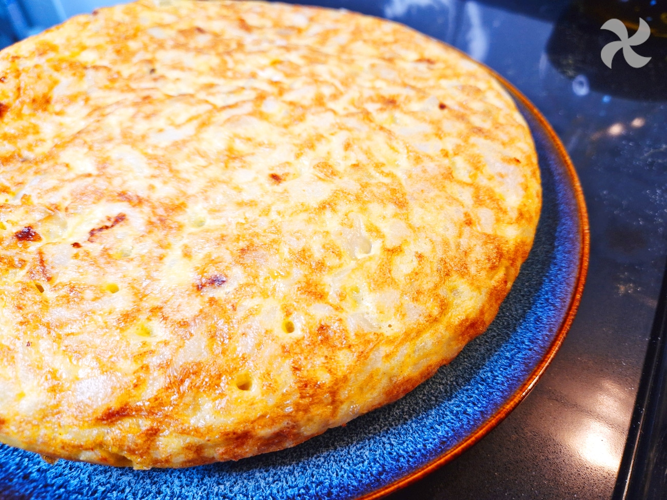 Tortilla de patatas rellena de mortadela y queso