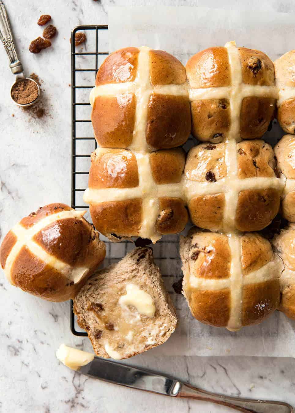 Receta Easy Hot Cross Buns: perfectamente condimentada, esponjosa y húmeda, ¡con una opción sin amasar ni batidora de pie!  www.reciptineats.com