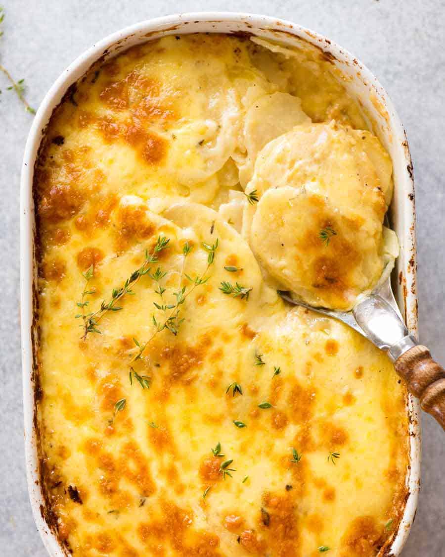 Patatas gratinadas (Patatas Dauphinoise) recién salidas del horno