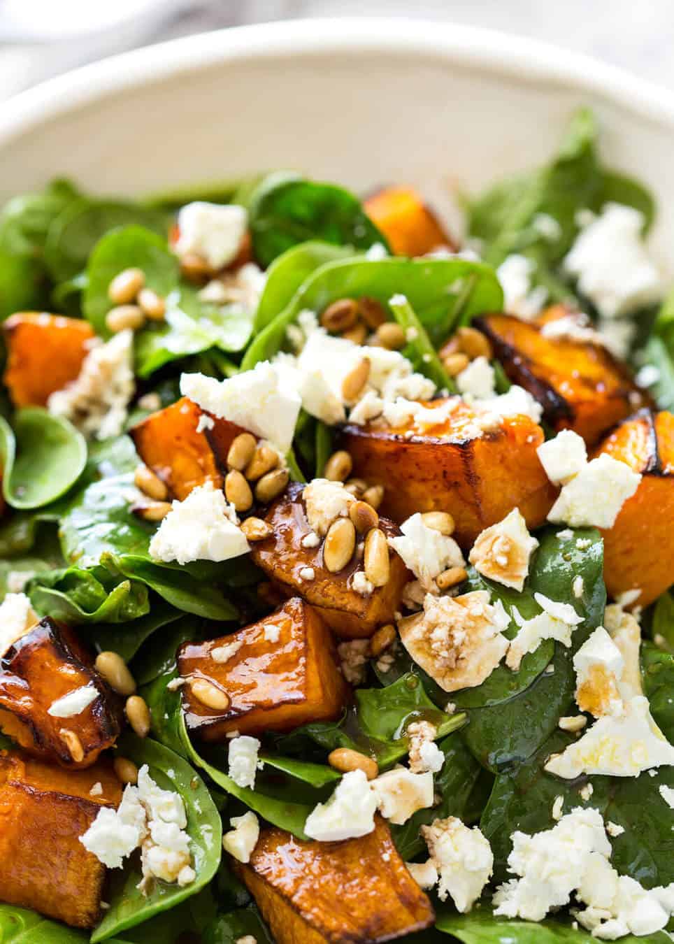 Esta ensalada de calabaza asada, espinacas y queso feta con aderezo balsámico de miel es una combinación mágica.  Fantástico lado o como una comida.  recetatineats.com
