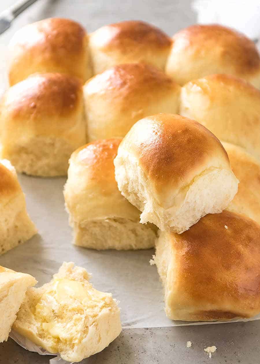 Panecillos blandos sin amasar recién salidos del horno, listos para comer