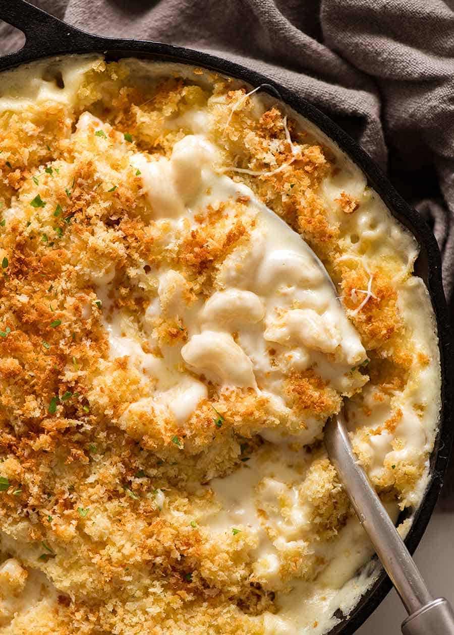 Macarrones con queso horneados en una sartén negra recién salidos del horno