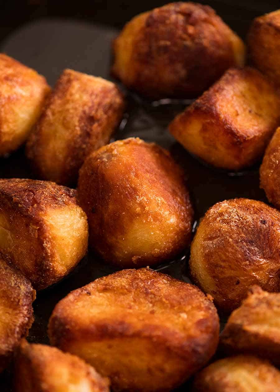 Primer plano de patatas con grasa de pato recién salidas del horno