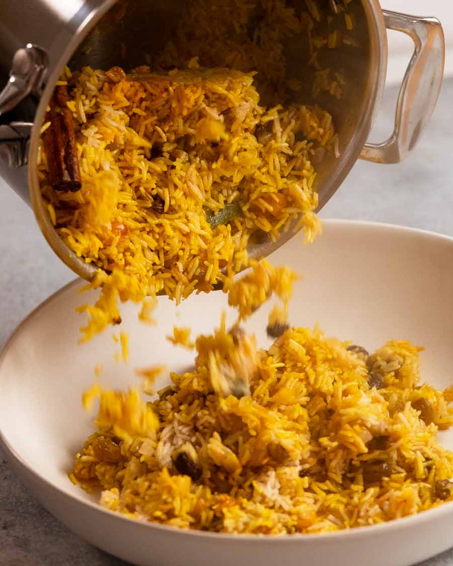 Pilaf de arroz enjoyado cayendo de una cacerola