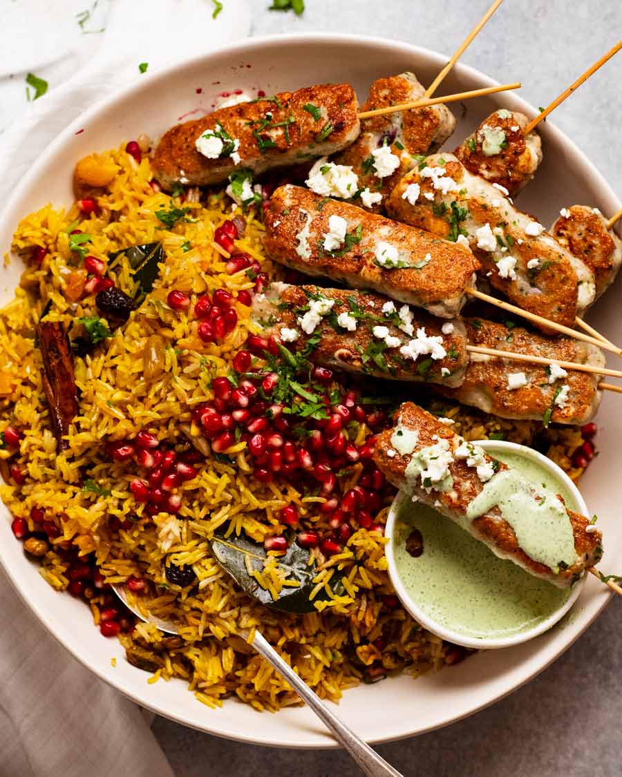 Fotografía aérea de arroz enjoyado con koftas de pescado