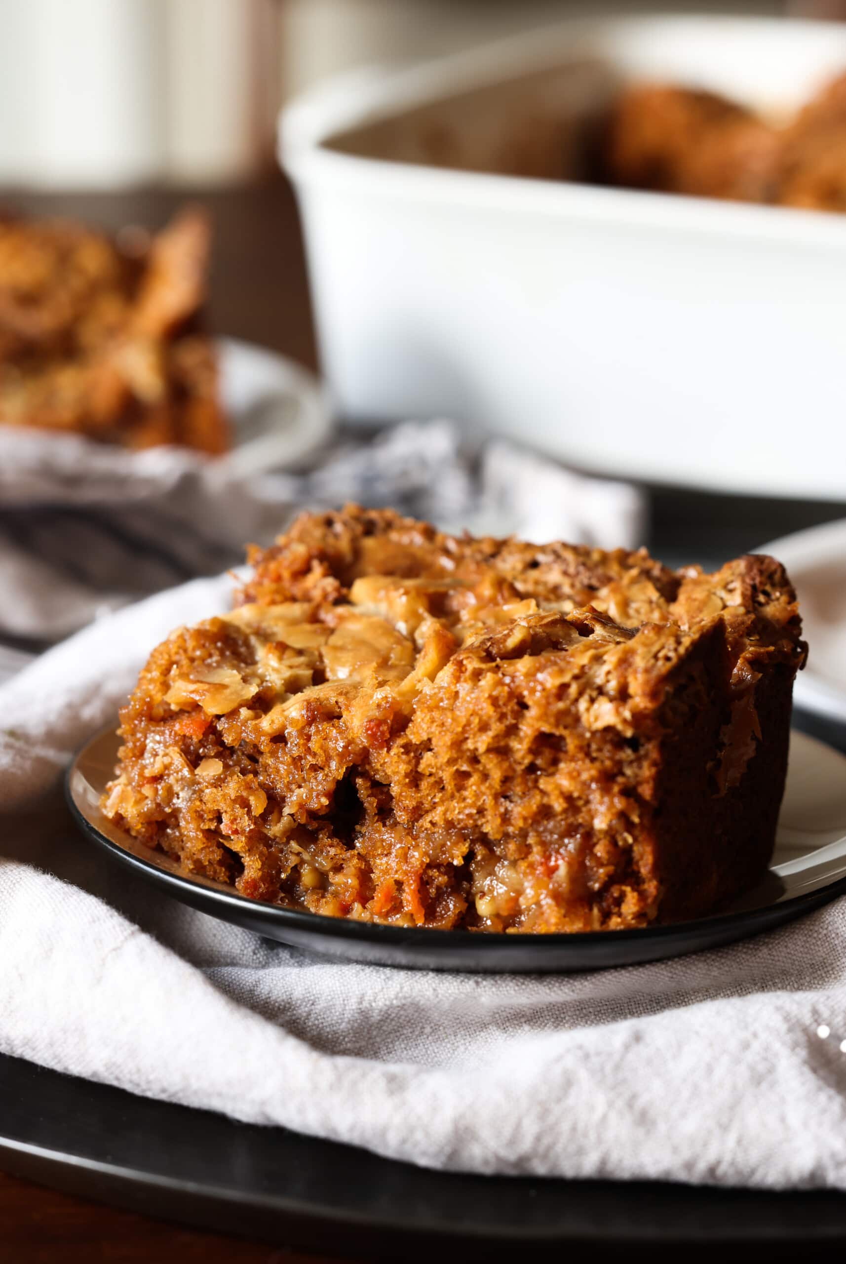 rebanada de pastel de zanahoria en un plato