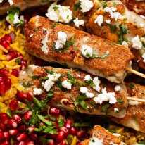 Koftas de pescado recién cocinadas listas para servir