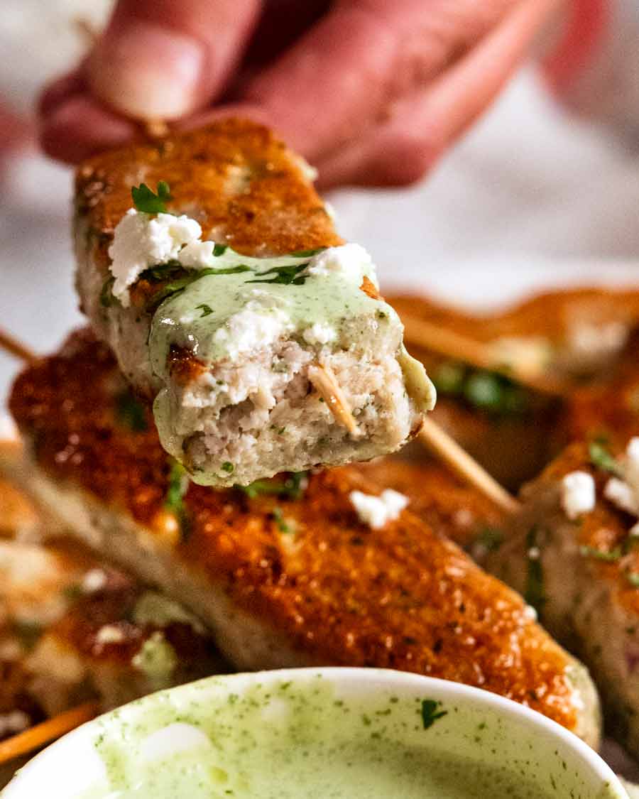 Mostrando el interior de las koftas de pescado
