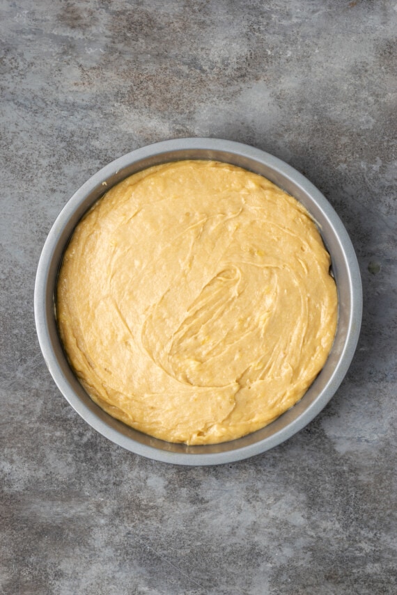 Banana Blondie Cheesecake es un postre fácil con cheesecake de vainilla al horno empapado en caramelo salado, en capas sobre una gruesa banana blondie. La masa de banana blondie se extiende en un molde para hornear redondo.